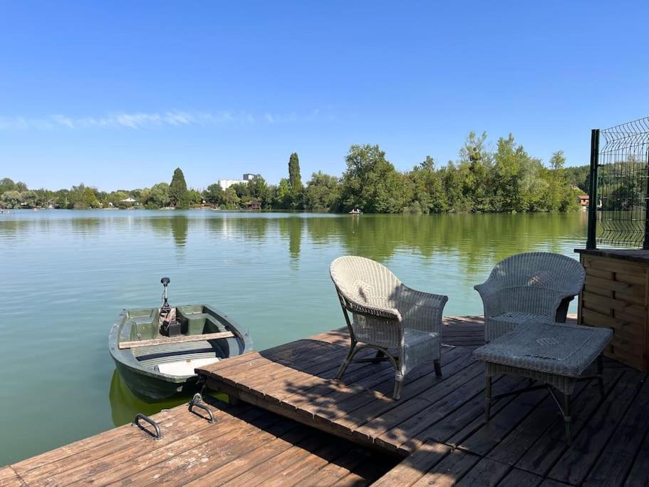 Chalet Moderne Au Bord D'Un Lac Saint-Sauveur-lès-Bray Exterior foto